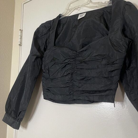 ARITZIA Sunday Best black crinkle cropped petal blouse top size US 2 small - Picture 2 of 6